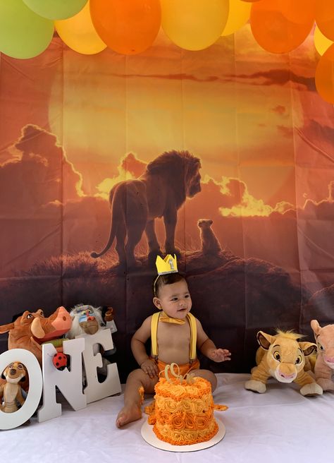 Lion King theme smash cake photos Lion King First Birthday, Lion King 1st Birthday, Cake Lion, Lion King Party Decorations, Simba E Nala, Lion King Birthday Party, First Birthday Outfit Boy, Lion King Birthday Party Ideas, 1st Birthday Outfit Boy