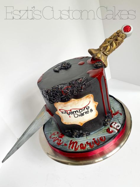 The Vampire Diaries Birthday Cakes, The Vampire Diaries Birthday Party, Dark Cake Ideas, The Vampire Diaries Birthday Ideas, Damon Salvatore Cake, Vampire Cake Birthday, Tvd Birthday Cake, Twilight Food Ideas, Vampire Diaries Themed Birthday Party