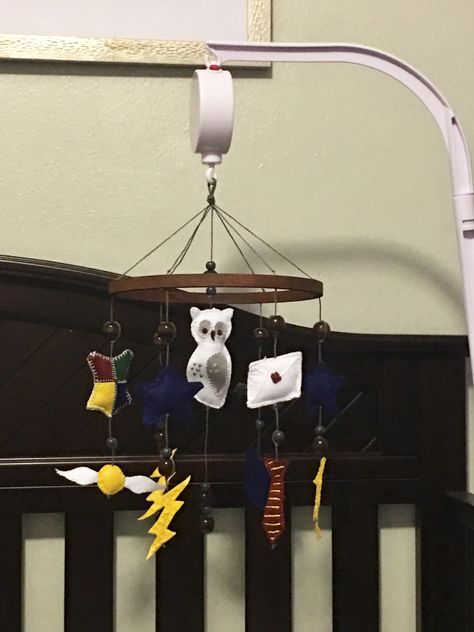 Harry Potter themed felt baby mobile. Hand stitched with wooden embroidery hoop and wooden bead embellishments. Harry Potter Crib Mobile, Diy Harry Potter Mobile, Harry Potter Baby Mobile, Mobile Baby Diy, Hogwarts Nursery, Harry Potter Crib, Harry Potter Mobile, Harry Potter Felt, Felt Mobiles