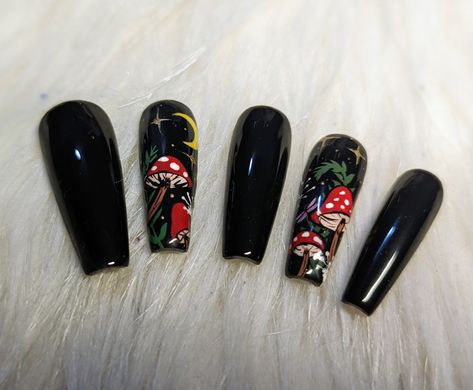 Mushroom Acrylic Nails Coffin, Frog And Mushroom Acrylic Nails, Black Nails With Mushroom, May Nails Coffin, Black Nails With Mushroom Design, Goth Mushroom Nails, Black Mushroom Nails, Simple Mushroom Nail Art, Mushroom Gel Nails