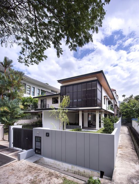 House with Screens / ADX Architects Tropical Building, Singapore House, Store Facade, Minimalist Exterior, House Elevations, Singapore Architecture, City Homes, Compact House, House Design Exterior