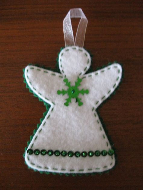 Diy Felt Christmas Ornaments, Felt Crafts Christmas, Christmas Angel Ornaments, Felt Christmas Decorations, Felt Christmas Tree, White Angel, Felt Christmas Ornaments, Christmas Ornaments Homemade, Fabric Christmas Ornaments