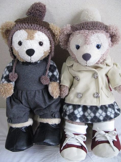 Duffy's overall, shoes, ShellieMay's coat and shoes are from TDS, and the others are handmade. Duffy Outfits, Disney Tokyo, Duffy The Disney Bear, Disney Bear, Scene Queens, Disney Books, Disney Friends, Downtown Disney, Disney Merchandise