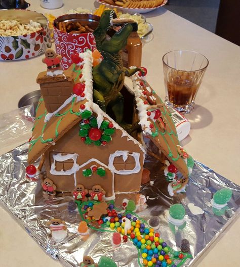 Jurassic Park Gingerbread House, Gingerbread House Ideas Contest Funny, Gingerbread House Fails, Dinosaur Gingerbread House, Gingerbread House Funny Ideas, Gingerbread House Animals, Bad Gingerbread House, Funny Gingerbread Houses, Epic Gingerbread House