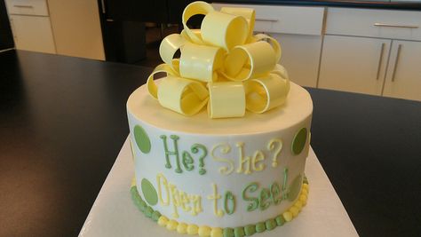 Green and Yellow BABY GENDER REVEAL cake by Retro Bakery in Las Vegas, via Flickr Green Gender Reveal Cake, Green And Yellow Gender Reveal, Gender Reveal Ideas Green And Purple, Gender Reveal Yellow And Green, Gender Reveal Yellow Theme, Gender Reveal Lemon Theme, Green Gender Reveal, Baby Gender Reveal Cake, Hawaiian Appetizers