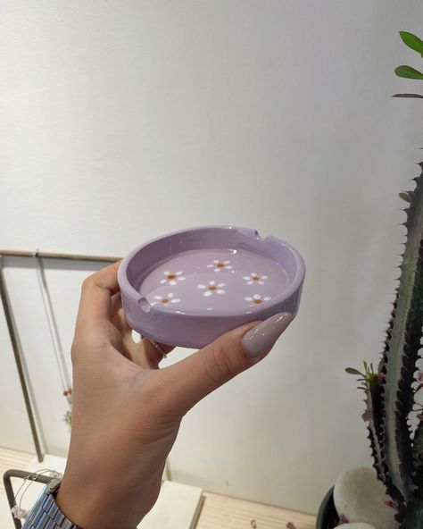 Daisy ashtray 🌼💜 Diy Clay Ashtray Ideas, Air Dry Clay Ash Tray, Clay Ash Tray Diy, Homemade Ashtray, Diy Clay Ashtray, Ash Tray Clay, Air Dry Clay Ashtray, Clay Ashtray Ideas, Diy Ashtray