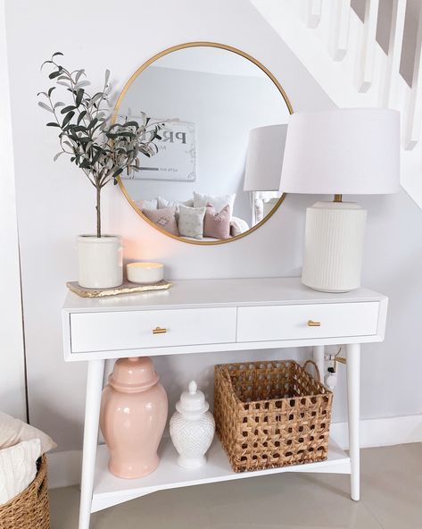 White Console Table Entryway, White Console Table Decor, White Entry Table, Cozy Entryway, White Entryway Table, Diy Tabletop, Blue Dorm, Illustrations Ideas, Console Table Entryway