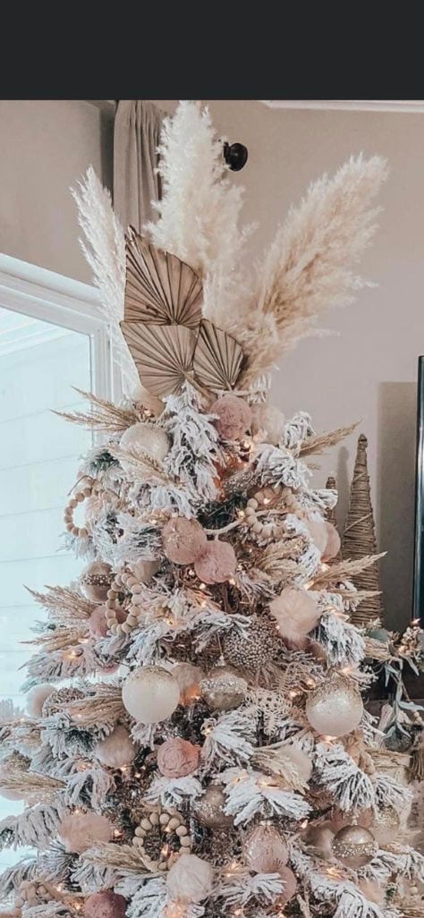 Snowmen Themed Christmas Trees, Pompus Grass In Christmas Tree, Feather Tree Toppers Christmas, Pampas Grass Decor Christmas, Feathers On Christmas Tree, White Feather Christmas Tree, Pampas Grass Christmas Tree Topper, Pampas Grass In Christmas Tree, Pampas Tree Topper