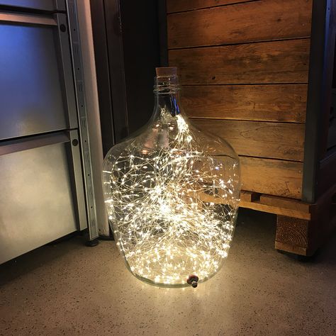 Balloon Bottle, Bottle Fairy Lights, Wire Fairy, Wire Fairy Lights, Glass Vase Decor, Deco Chic, Glass Bottle Diy, Light Chain, Wire Lights