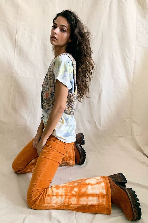 Tie Dye Pants Outfit, Bohemian Clothes Women, Tie Dye Pants, Jeans Free People, Tie Dye Jeans, Hippie Look, Dress Indian Style, Hippie Outfits, Bohemian Clothes