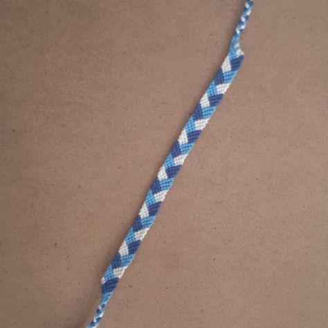 Simple Friendship Bracelet Patterns, V Bracelet, String Bracelet Patterns, Friendship Bracelets Easy, Pinterest Diy Crafts, Pinterest Diy, Crochet Bracelet, Diagonal Stripes, Bead Bracelets