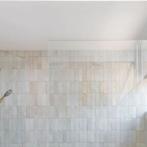 Zia Tile on Instagram: "Pure White or Casablanca? Why not both? Designer @anaberdesign stacked our two iconic zellige neutrals one over the other in this strikingly soft, two-toned shower. 📸 by @charlotteleaphotography" Zia Tile, Soft Minimalism, Interior Design Photography, Zellige Tile, Bathroom Renos, Interior Photography, California Homes, Bath Remodel, Scandi Style