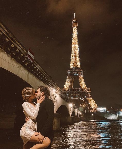 Paris Couple Pictures, Vacay Pictures, Paris Kiss, Prints Clothes, Paris Photo Ideas, Paris In Autumn, Eiffel Tower Photography, Paris Travel Photography, Paris Couple