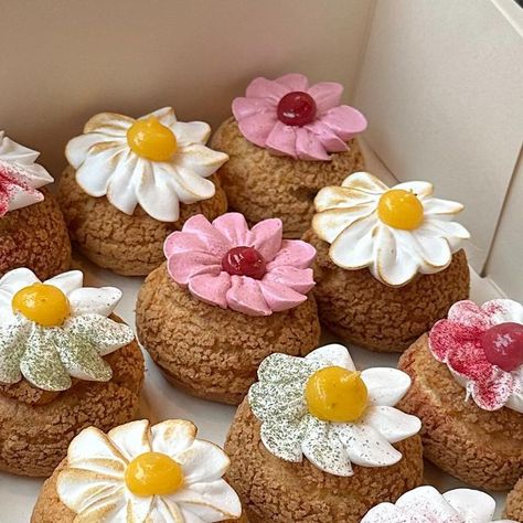 Choux Pastry Ideas, Choux Decoration, Japanese Cream Puff, Bakery Cart, Choux Puff, Bakery Owner, Choux Cream, Paris Brest, Choux Pastry