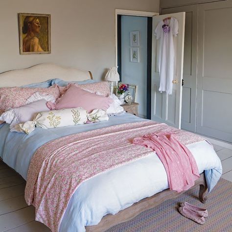 Pretty pastel bedroom Wyoming House, Beauty Rooms, Elegant Bedroom Design, Shabby Chic Decorating, Chic Bedroom Design, Shabby Chic Bedroom Furniture, Pastel Bedroom, Amazing Bedroom Designs, Estilo Shabby Chic