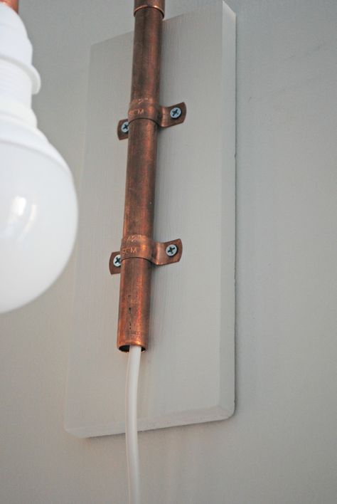 DIY: Copper Wall Sconce Diy Wall Sconces, Luminaria Diy, Diy Light Bulb, Diy Copper, Trendy Diy, Pipe Lighting, Copper Diy, Keep Talking, Steampunk Lamp