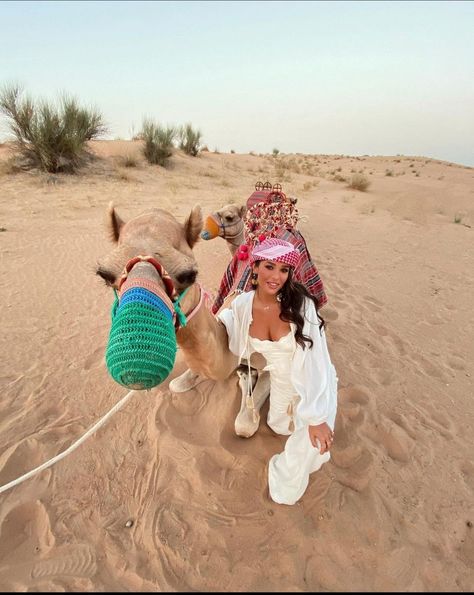 Dubai Desert Pictures Ideas, Camel Ride Outfit, Dubai Fashion Women, Dubai Outfits Ideas, Desert Outfit, Morocco Fashion, Dubai Safari, Dubai Outfits, Memories Book