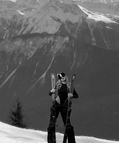 Mountain Skiing Aesthetic, Ski Photoshoot Ideas, Winter Ski Aesthetic, Ski Photo Ideas, Ski Photoshoot, Ski Girl Aesthetic, Photo Ski, Ski Pics, Ski Trip Outfit