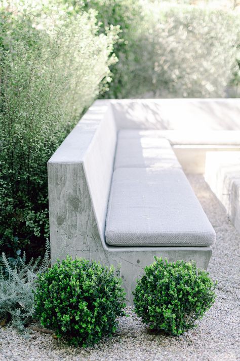 Bench Outdoor Design, Terrace Built In Seating, Built Seating Outdoor, Outdoor Concrete Bench Seating, Concrete Garden Seating, Cement Outdoor Seating, Built In Bench Garden, Modern Backyard Seating, Stone Outdoor Furniture