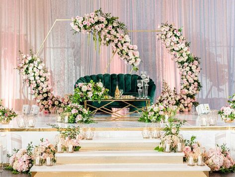 Great Gatsby Wedding Theme, Great Gatsby Themed Wedding, Reception Stage Decor, Gatsby Wedding Theme, Wedding Theme Ideas, Wedding Stage Backdrop, Arch Ideas, Wedding Stage Decor, Gold Wedding Colors