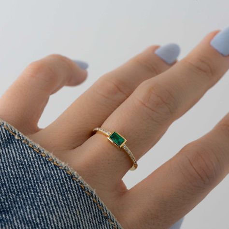 Emerald Ring Simple, Emerald Baguette Ring, Stone Ring Design, Gold Minimalist Ring, Simple Diamond Ring, Graduation Rings, Silver Emerald Ring, Green Emerald Ring, Gold Rings Simple