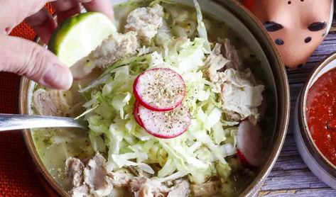 Delicioso pozole blanco tradicional: receta con puerco para todo el año | CocinaDelirante Vegan Posole, Vegan Pozole, Pozole Verde Recipe, Green Pozole, Pozole Verde, Pozole Recipe, Healthy Mexican Recipes, Vegan Mexican Recipes, Mexican Soup