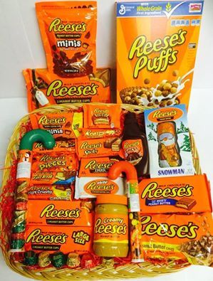 Reese's Gift Basket Christmas Baskets For Boyfriend, Baskets For Boyfriend, Hamper Diy, Diy Christmas Baskets, Auction Basket, Unique Gift Baskets, Auction Baskets, Raffle Basket, Boyfriend Gift Basket