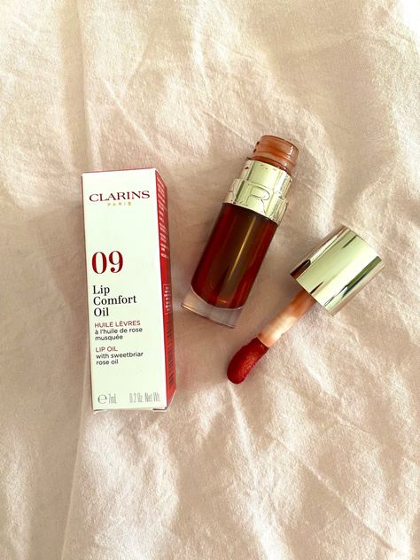 Lip Comfort Oil Clarins, Clarins Lip Oil Strawberry, Clarins Lip Oil Chocolate, Clarins Lip Oil Aesthetic, Clarins Lip Oil Cherry, Lip Oil Aesthetic, Cherry Lip Gloss, Clarins Lip Oil, Curly Hair Accessories