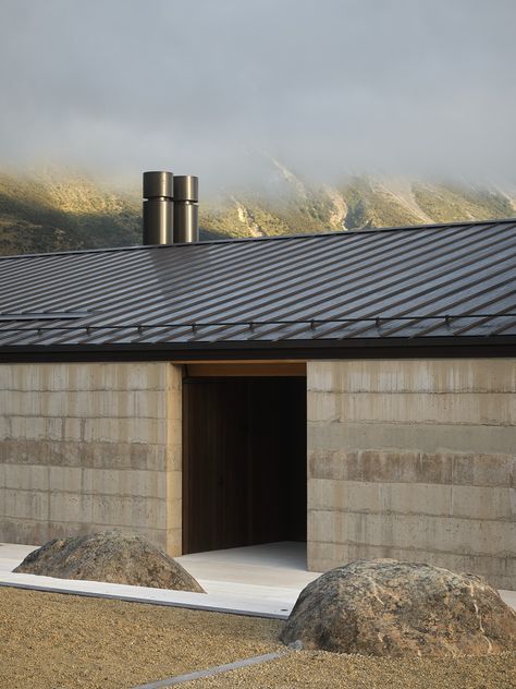 Flockhill Homestead by Warren and Mahoney - Issue 12 Feature - The Local Project - The Local Project Homestead Farmhouse, Farmhouse Architecture, Timber Roof, The Chronicles Of Narnia, New Zealand Landscape, Prefab Cabins, Concrete Architecture, House Details, Skyscraper Architecture