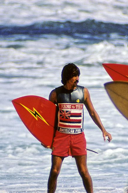 Mr Pipeline. Gerry Lopez #Hawaii Gerry Lopez, Surfing Vintage, Vintage Surfers Photography, Gerry Lopez Surfboards, Vintage Surf Photography, Gerry Lopez Surfing, Surfer Holding Surfboard, Surfing Pictures, Standup Paddle Board