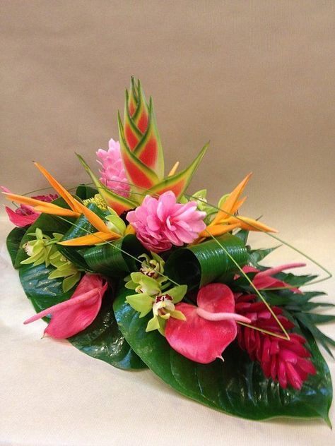 Tropical Flower Arrangements Wedding, Tropical Wedding Centerpieces, Tropical Centerpieces, Tropical Floral Arrangements, Tropical Flower Arrangements, Tropical Wedding Flowers, Fiesta Tropical, Ikebana Flower Arrangement, Church Flower Arrangements