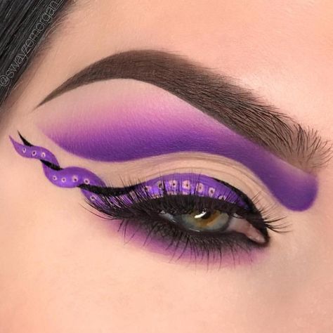 Dive Under the Sea With These 18 Ursula Makeup Ideas Ursula Makeup, Disney Eye Makeup, Disney Inspired Makeup, Cool Halloween Makeup, Halloween Eye Makeup, Disney Makeup, Eye Makeup Designs, Makijaż Smokey Eye, Makeup Eyes