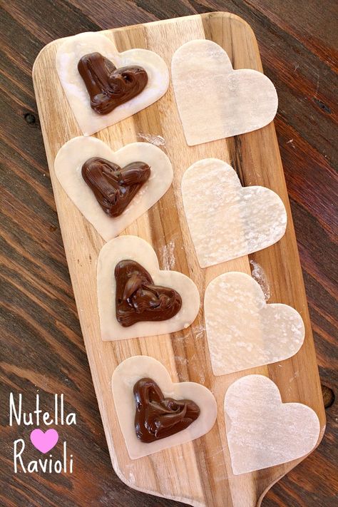 Nutella Heart Ravioli with wonton wrappers.  I might have to do a baked version with phillo dough. Nutella Ravioli, Heart Ravioli, Nutella Heart, Won Ton, Ravioli Recipe, Dessert Simple, Recipe Girl, Nutella Recipes, Valentines Day Treats