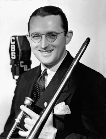 Tommy Dorsey in 1935. Tommy Dorsey, Orchestra Music, Hollywood Music, Blues Musicians, Jazz Art, Jazz Artists, Cool Jazz, Mind Control, Louis Armstrong