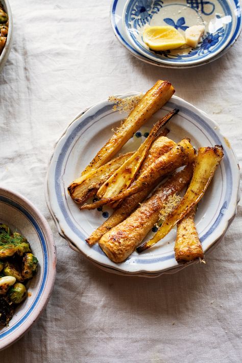 Ottolenghi's Parmesan and Black Pepper Roasted Parsnips Recipe Roasted Root Vegetable Salad, Root Vegetable Salad, Marinated Turkey, Parsnip Recipes, Roasted Carrots And Parsnips, Curry Pasta, Ottolenghi Recipes, Roasted Parsnips, Honey Roasted Carrots