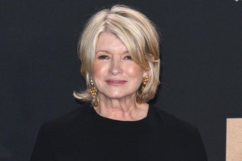 Martha Stewart Haircut, Martha Stewart Hair, Medium Layered Hair, Celebrity Sightings, Short Straight Hair, Ageless Beauty, Pretty Hair, Layered Hair, Martha Stewart