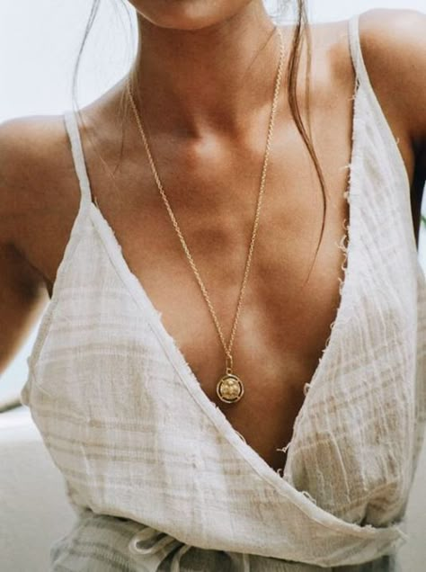 The Dainty Jewelry Inspo You Need To Copy - Society19 #summerootd #goldaccessories Sukienki Maksi, Dainty Jewelry Necklace, Bohol, Dainty Jewelry, Jewelry Inspo, Looks Style, Look Fashion, Summer Style, Women's Accessories