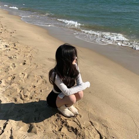 Beautiful Aesthetic Pictures, Korean Girl Aesthetic, Beach Aesthetic Sunset, Girl Beach Aesthetic, 30 Outfits, Ju Jitsu, Pose Fotografi, 사진 촬영 포즈, Beach Pictures Poses