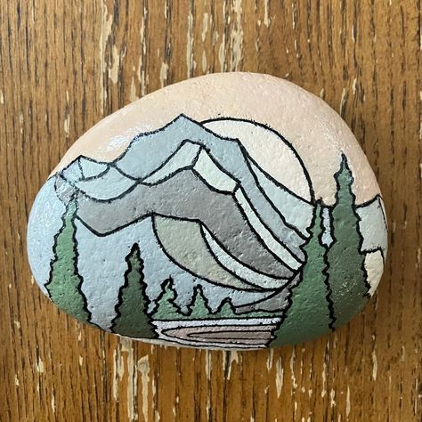 Painted Rock Mountain Scene, Rock Painting Nature, Nature Rock Painting, Rock Painting Mountains, Alaska Painting, Diy Rock Art, Winter Holiday Decorations, Friend Painting, Landscape Stone