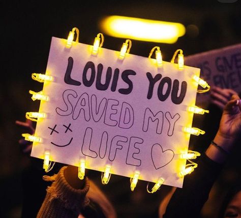 Sign Ideas For Concerts, Concert Signs Ideas To Get Noticed, Concert Signs To Get Noticed, Fan Signs Concert, Concert Posters Ideas Fan, Rush Poster, Concert Signs, Louis Core, Concert Ideas