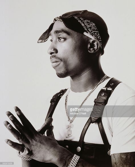 Tupac Shakur Hip Hop Look, Look Hip Hop, Tupac Photos, Tupac Makaveli, Tupac Art, The Slim Shady, Tupac Wallpaper, Tupac Pictures, Rapper Art