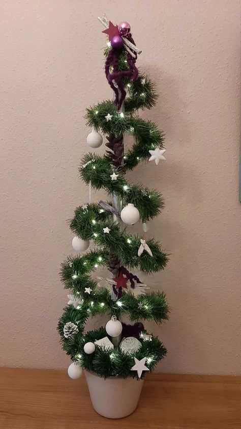 55 Creative Christmas Tree Decorating Ideas for Christmas Outdoor Christmas Tree Decorations, Decorating Ideas For Christmas, Creative Christmas Crafts, Christmas Flower Decorations, Christmas Tree Decorating Ideas, Purple Christmas Tree, Tree Decorating Ideas, Jeweled Christmas Trees, Christmas Tree Decorating