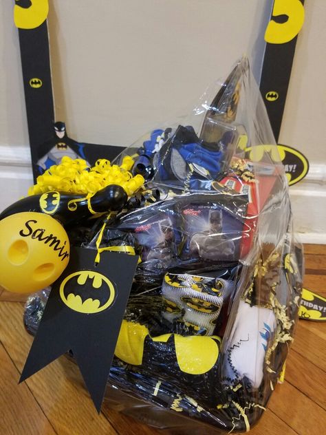 Batman Gift Basket for a Batman Bowling Party. (Side) Batman Gift Basket, Bf Gift Basket, Batman Easter Basket, Batman Valentines, Diy Valentine Gifts For Boyfriend, Bf Gift, Dog Treats Homemade Easy, Batman Gifts, Spiderman Gifts