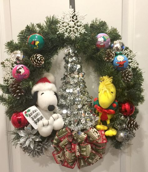 Snoopy Christmas wreath Snoopy Door Decorations Christmas, Snoopy Christmas Wreath, Snoopy Wreath, Charlie Brown Christmas Decorations, Snoopy Christmas Decorations, Crochet Nautical, Christmas Snoopy, Wreath Inspiration, Door Diy