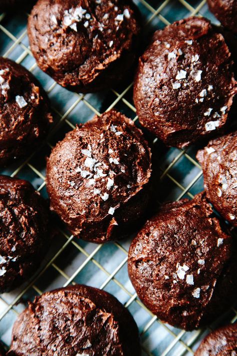 Tartine's Salted Chocolate Rye Cookies — Apt. 2B Baking Co. Farm Desserts, Rye Recipes, Rye Cookies, Cake Stall, No Flour Cookies, Salted Chocolate, How Sweet Eats, Breakfast For Kids, Easy Cookies