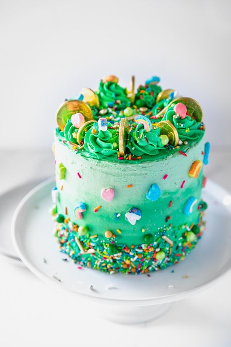 Layers of sprinkle cake, fluffy marshmallow cereal buttercream, and Lucky Charms marshmallows! A great cake for St. Patrick's day or to satisfy our inner kid love for cereal! Lucky Charms Cake, St Patricks Day Cakes, Marshmallow Cereal, Lucky Charms Marshmallows, St Patrick Day Treats, Sprinkle Cake, Saint Patties, Public Holiday, Holiday Cakes