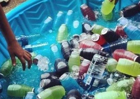 Kiddie Pool Cooler Boys High School Graduation Party, Girl Graduation Party, Backyard Pool Parties, Summer Party Games, Teenage Parties, Graduation Party High, Bonfire Party, Creative Party Ideas, College Graduation Parties