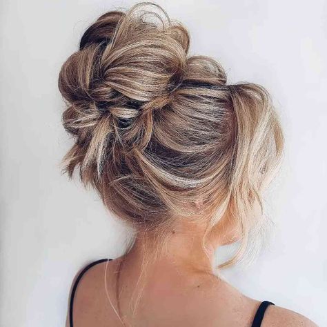 Updo Bun With Braid, Veil With High Bun, High Bridal Updo With Veil, Summer Updos For Medium Hair, Updos For Long Hair Wedding, Messy Bridal Updo, Messy Updos For Long Hair, High Bun Updo, Messy Updo Wedding