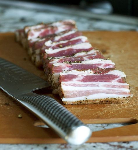 I wasn’t interested in the whole curing process, which often includes dealing with an entire pork belly (10 pounds or more), but why not make a dry brine of pancetta’s traditional herbs and aromatics, i.e., mock pancetta? Sliced Pork Belly, Pancetta Recipes, 4 Ingredient Recipes, Pork Belly Recipes, Crispy Pork Belly, How To Cook Pork, Celery Juice, Cooking Recipe, Cured Meats