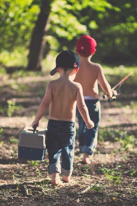 Brother Photo Shoot Ideas, Brother Outdoor Photoshoot, Outdoor Brother Photo Ideas, Fishing Pictures Photography Photo Ideas, Family Fishing Photography, Family Fishing Pictures, Little Boy Fishing Photography, Outdoor Brothers Photoshoot, Gone Fishing Photo Shoot